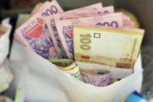 Поборы в школах увеличились: помимо денег просят еще и продукты