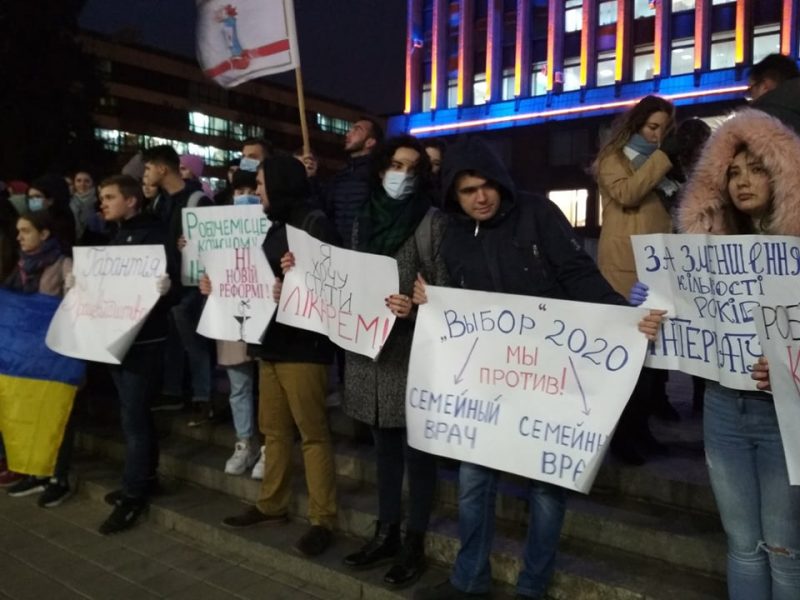 Запорожские студенты-медики повторно вышли с протестом к стенам облгосадминистрации