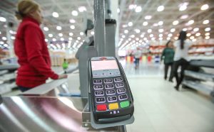 Украинцы смогут снимать деньги с карт в кассах магазинов
