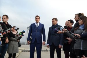 Гончарук в Запорожье: когда достроят мосты, и на что жалуется местный бизнес (ФОТОРЕПОРТАЖ)