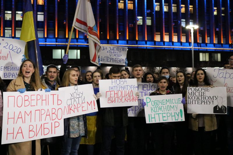 Студенты-медики пришли к Запорожской ОГА с плакатами и протестом (ФОТО)