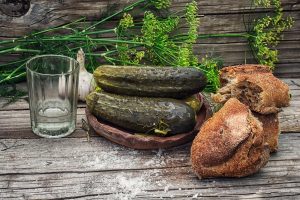 Врач рассказал, почему нельзя закусывать водку маринованными огурцами