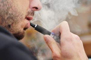Курить в Украине становится дороже: заправка для э-сигарет может подорожать на треть