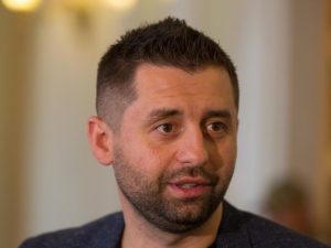 “Слуга народа” предложил повысить зарплату депутатам до 100 тысяч гривен