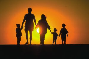 Каждый пятый украинец съезжает от родителей до совершеннолетия: причины и выбор жилья (ОПРОС)