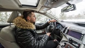 Почему опасно ездить за рулем в верхней одежде: исследование