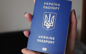 Фото на паспорт дозволили робити в шапці: як і чому змінили правила