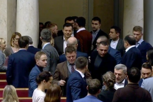 “Детский сад”: в зале Рады подрались “слуги народа” (ФОТО, ВИДЕО)