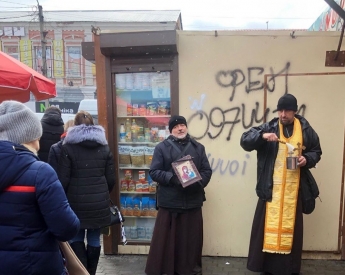 В Запорожской области лже-батюшки возле рынка выманивали у людей деньги (ВИДЕО)