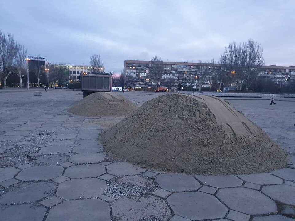 В Запорожье на площади Фестивальной начали подготовку к установке катка (ФОТО)