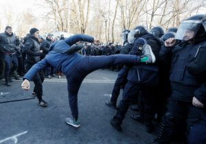 В ход пошли кирпичи и палки: массовая драка полиции и протестующих в Киеве (ФОТО, ВИДЕО)