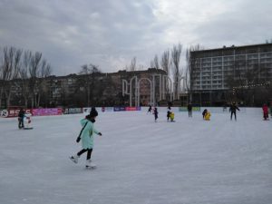 Критика запорожцев дала плоды: каток на Фестивальной снизил цены и продлил время