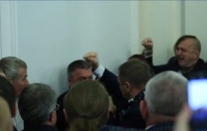 В Верховной Раде “махач” между нардепами вышел за пределы сессионного зала (ВИДЕО)