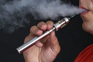 Запретят в общественных местах и приравняют к обычным: какие изменения коснутся э-сигарет