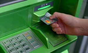 Под угрозой может оказаться каждый: мошенники отбирают деньги прямо возле банкоматов