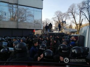 Слезоточивый газ, камни и драки: под Радой стычка полиции и митингующих (ФОТО, ВИДЕО)