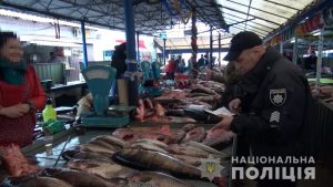 Предновогодние рейды: запорожская полиция нашла 6 человек, незаконно торговавших рыбой (ФОТО, ВИДЕО)