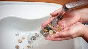 Вместо горячей воды в кране течет ледяная: как добиться перерасчета и новые правила от Кабмина