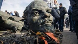 Украинских школьников будут учить декоммунизации
