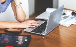 Красивые девушки предлагают знакомство и выманивают деньги: новая схема мошенников