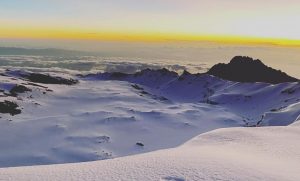 Запорожец поднял флаг УПА на вершине самой высокой горы Африки (ФОТО)