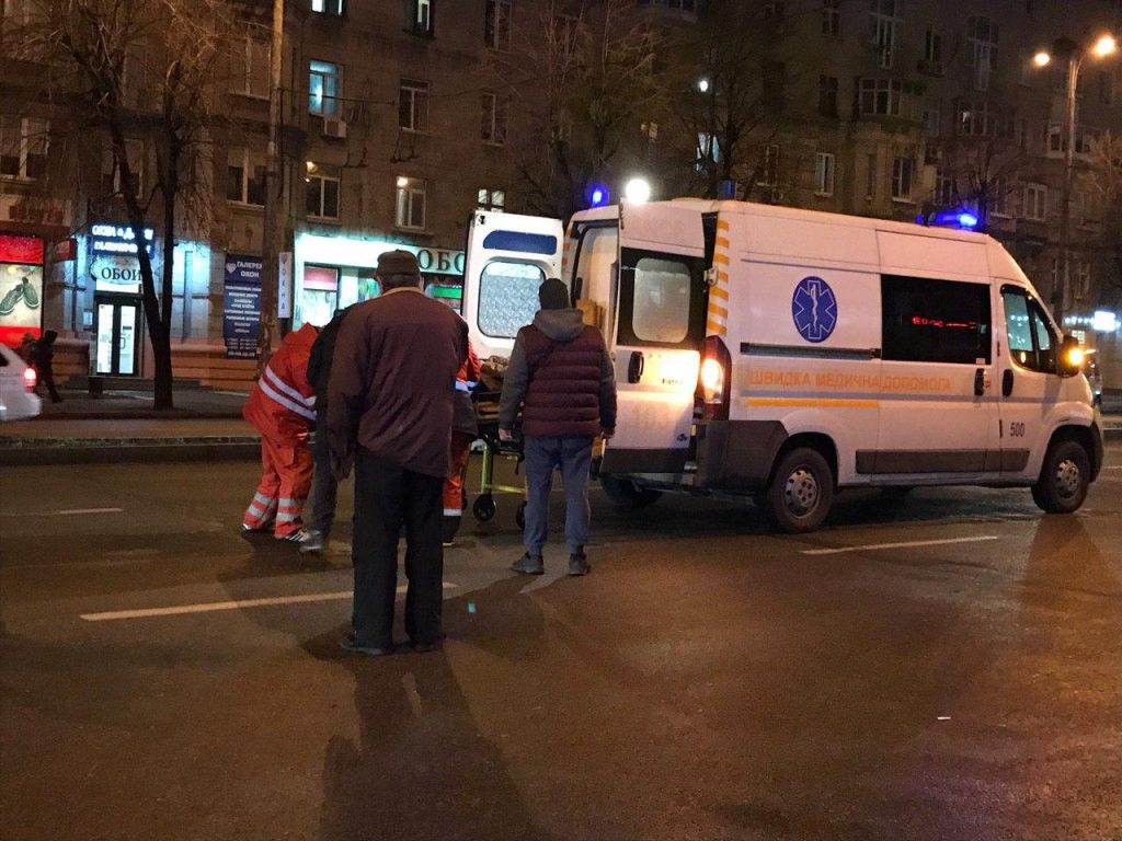В Запорожье на проспекте сбили мужчину: его увезли на «скорой» (ФОТО)