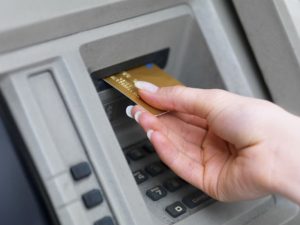 Отмена “зарплатного рабства”: украинцы смогут самостоятельно выбирать банк для выплат
