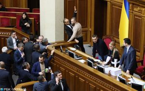 Потасовки депутатов, блокирование трибуны, сотни митингующих: в Киеве накаленная атмосфера (ФОТО, ВИДЕО)