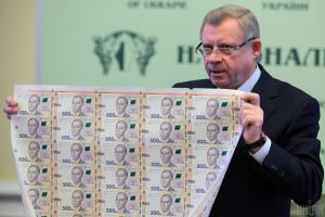 Очередной зарплатный  скандал: глава Нацбанка получил доход трижды за месяц