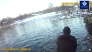 Патрульные из ледяной воды спасли 17-летнюю девушку, решившую покончить с собой (ВИДЕО)