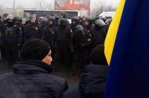 Эвакуация украинцев из Китая: людей везут в зону столкновений местных и полиции (ОБНОВЛЕНО)