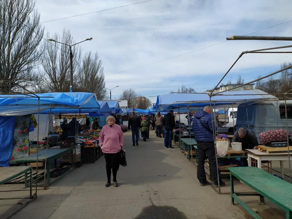 Рынки в Запорожье продолжают работать, несмотря на запрет (ФОТО)