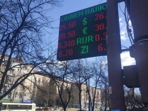 В Мелитополе скупают валюту: какова ситуация в Запорожье (ФОТО)