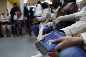 Польша временно разрешила украинцам с биометрическими паспортами не уезжать