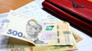 Доллар, пенсия, медреформа: что изменится в апреле для украинцев