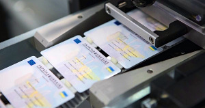 Украинцам с ID-паспортами не придется носить бумажку с пропиской