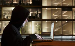 Мошенники воруют деньги с карт без паролей и номеров: программы отслеживают все действия