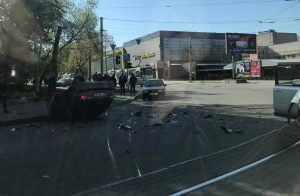 ДТП в центре Запорожья: автомобиль перевернулся, усыпав дорогу осколками (ФОТО)