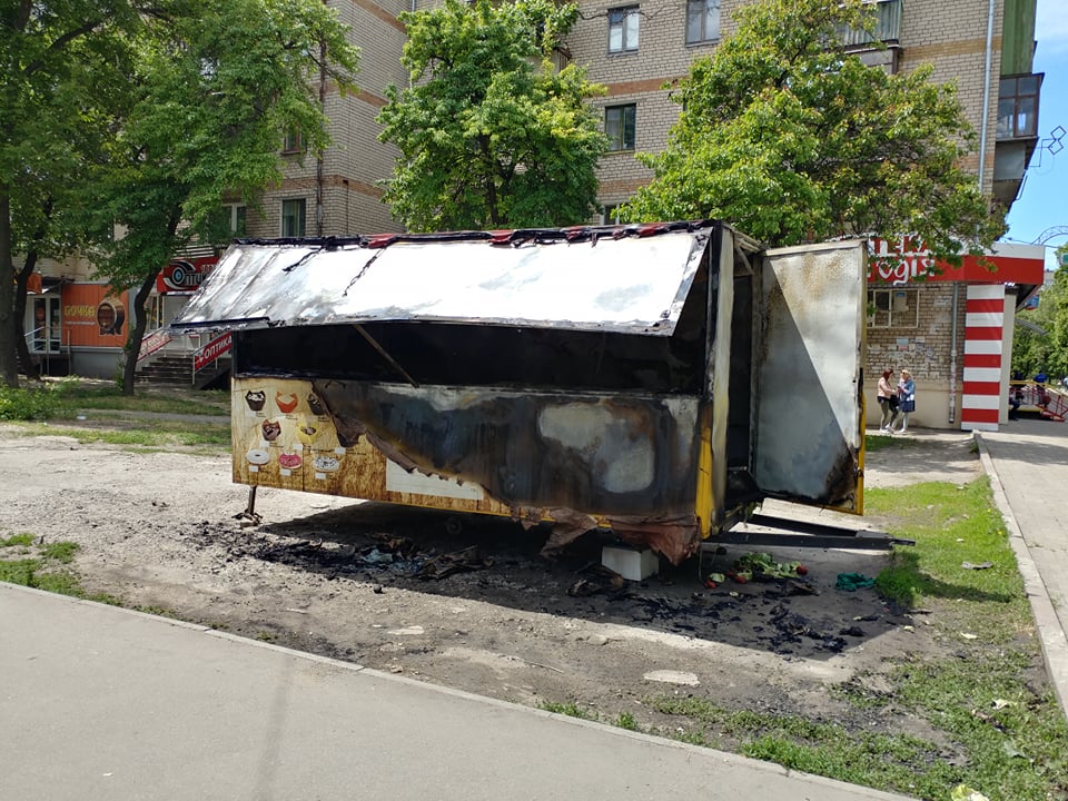 Не простоял и месяца: в Запорожье сгорел овощной киоск  (ФОТО, ВИДЕО)