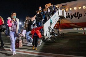 Сколько украинцев вернулось в страну с начала карантина: данные МИД