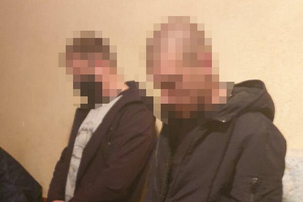 С пытками в противогазе: двое полицейских изнасиловали девушку в кабинете (ФОТО)