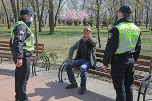 В Запорожской области судили мужчину, который был без маски на огороде