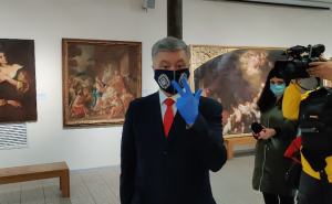 Порошенко пошел в музей вместо допроса ГБР по контрабанде картин (ФОТО)