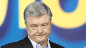 Порошенко официально подозреваемый: нардеп покидал здание ГБР через черный ход