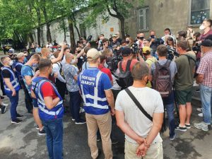 В Украине полиция помогает активистам избавляться от “нелюбимых” журналистов (ВИДЕО)