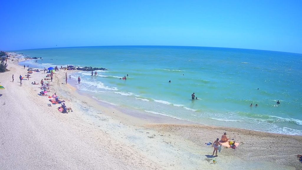 Отдыхающие постепенно заполняют пляжи Кирилловки (ФОТО)