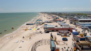 В Кирилловке на косе установили шлагбаум и сделали платный въезд (ФОТО)