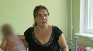 Множество гематом: мать жестоко избила годовалого ребенка (ВИДЕО)