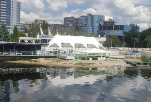 Незаконное кафе на Набережной расширилось за счет пляжа: что решили в комиссии мэрии и полиции (ФОТО, ВИДЕО)