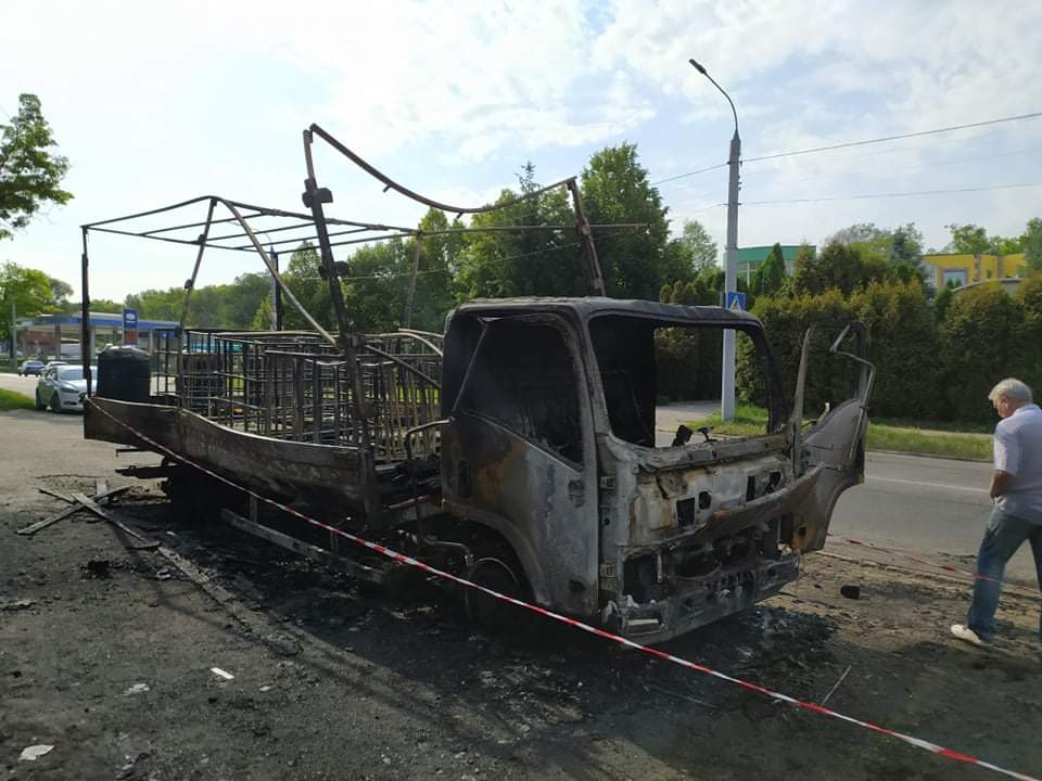 В Запорожье ночью полностью сгорело грузовое авто (ФОТО, ВИДЕО)
